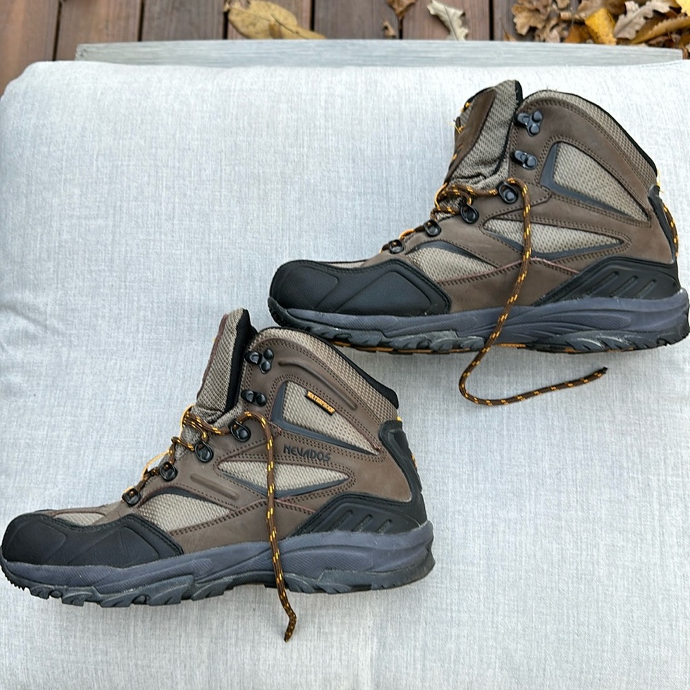 Nevados hiking boots - size 10